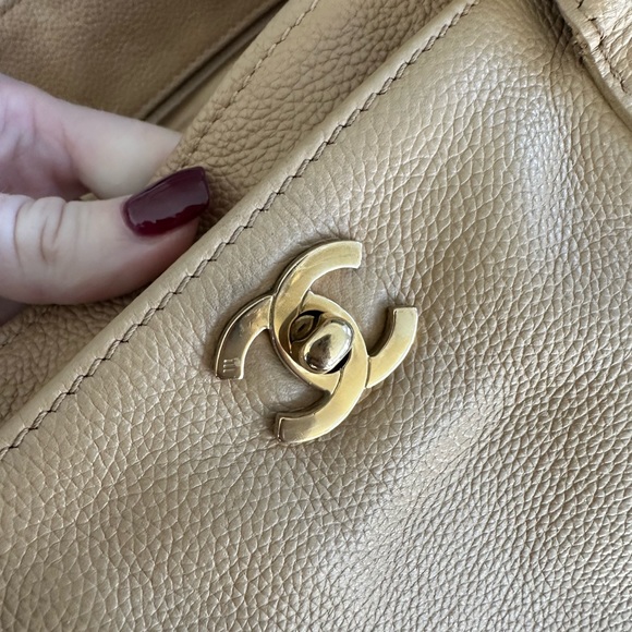 Rehabbed CHANEL Executive Tote - Picture 5 of 14